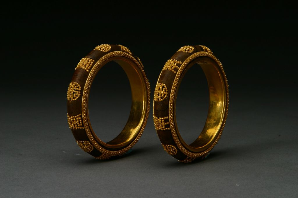 图片[1]-Ganan fragrant wood bracelet inlaid with gold-China Archive